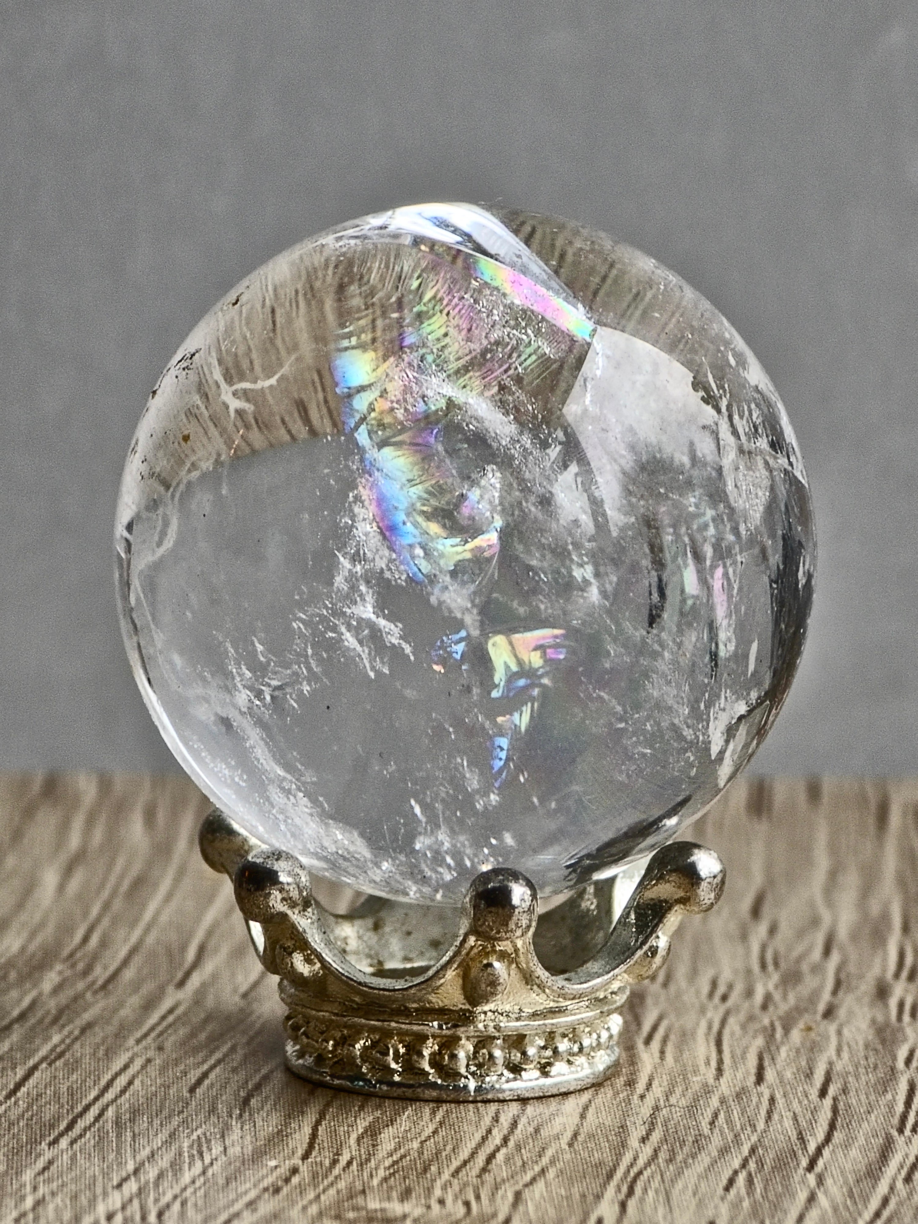 Quartz mini sphere with rainbow