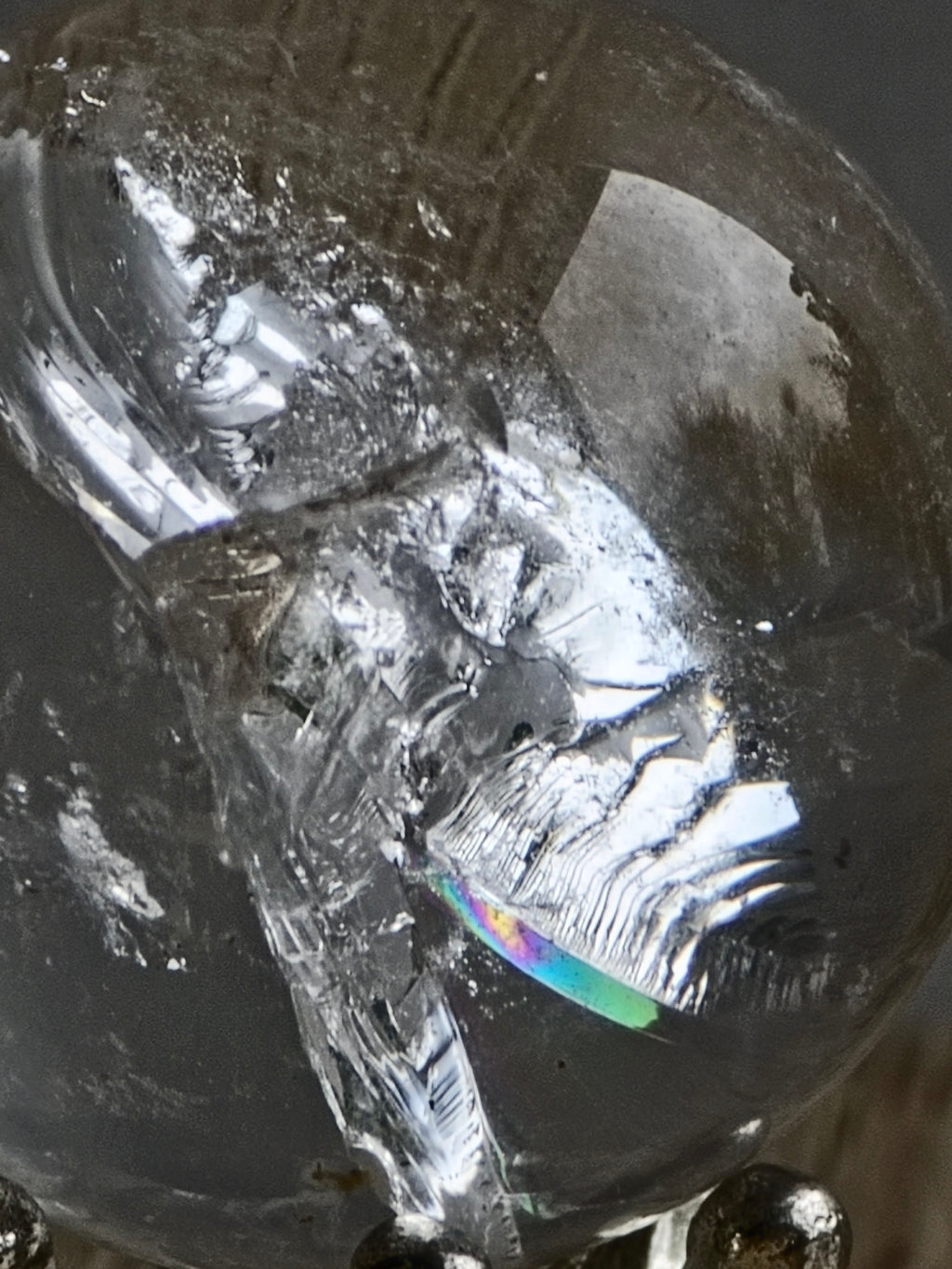 Quartz mini sphere with rainbow