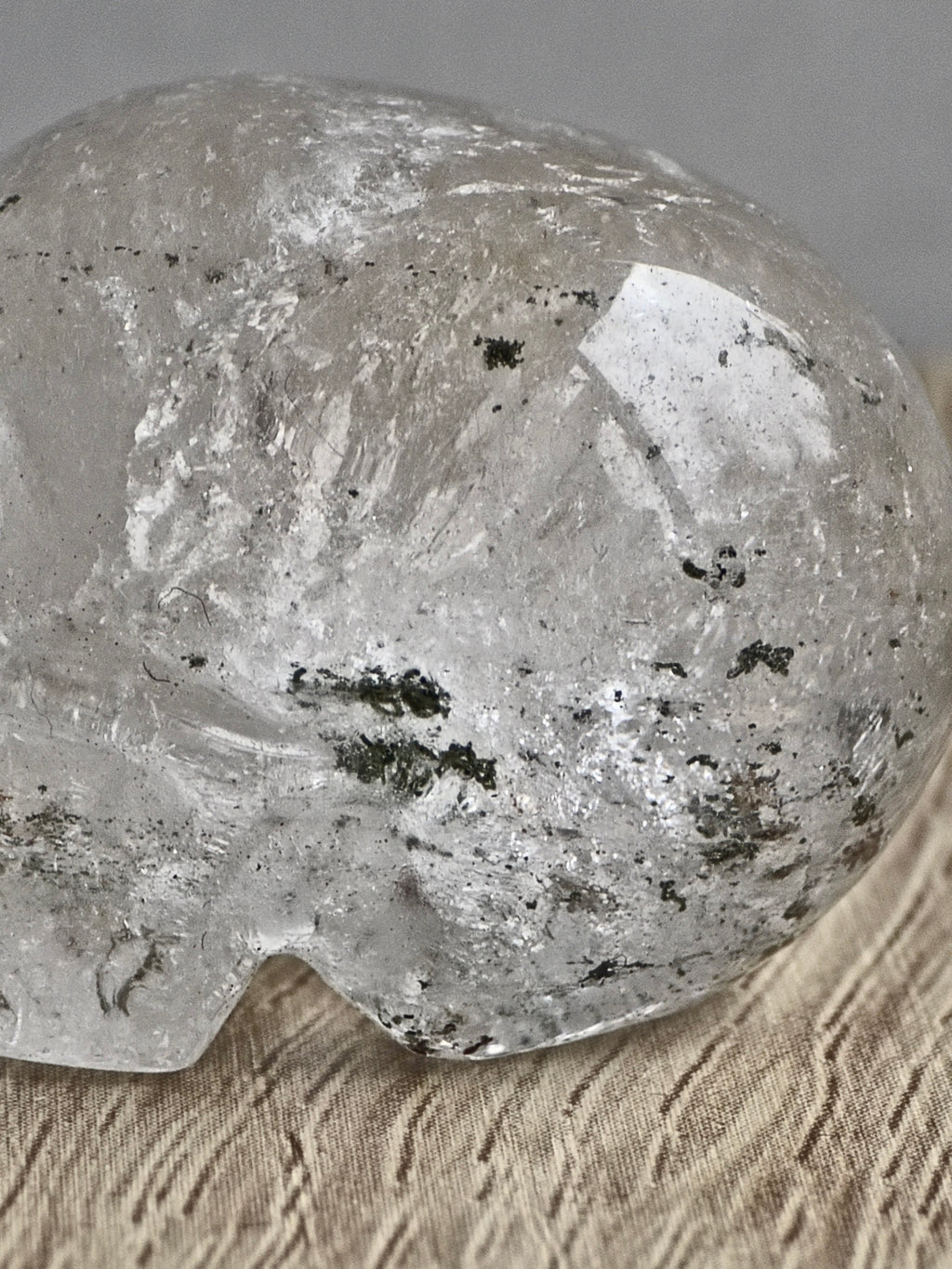 Quartz skull with chlorite inclusions