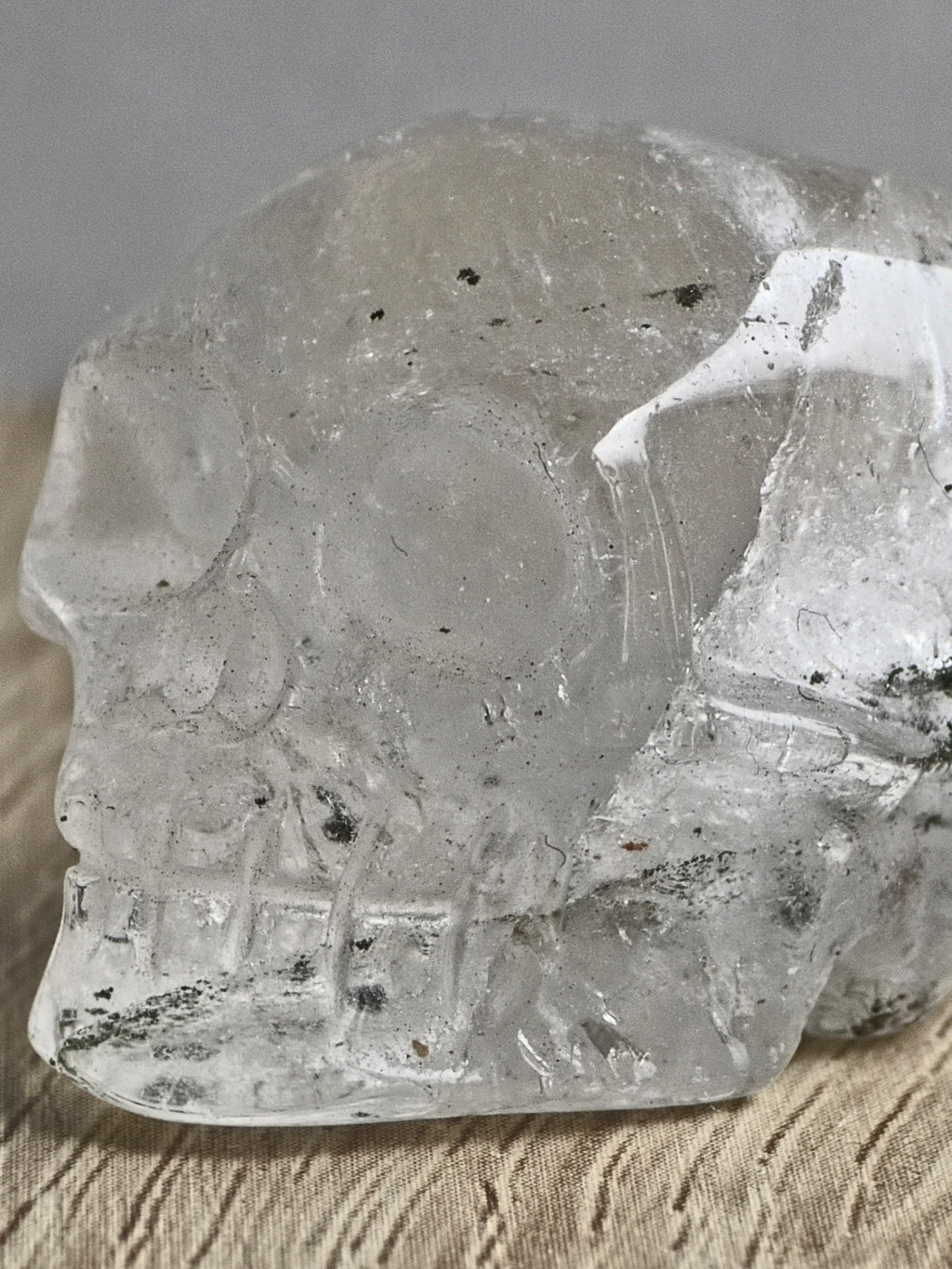 Quartz skull with chlorite inclusions