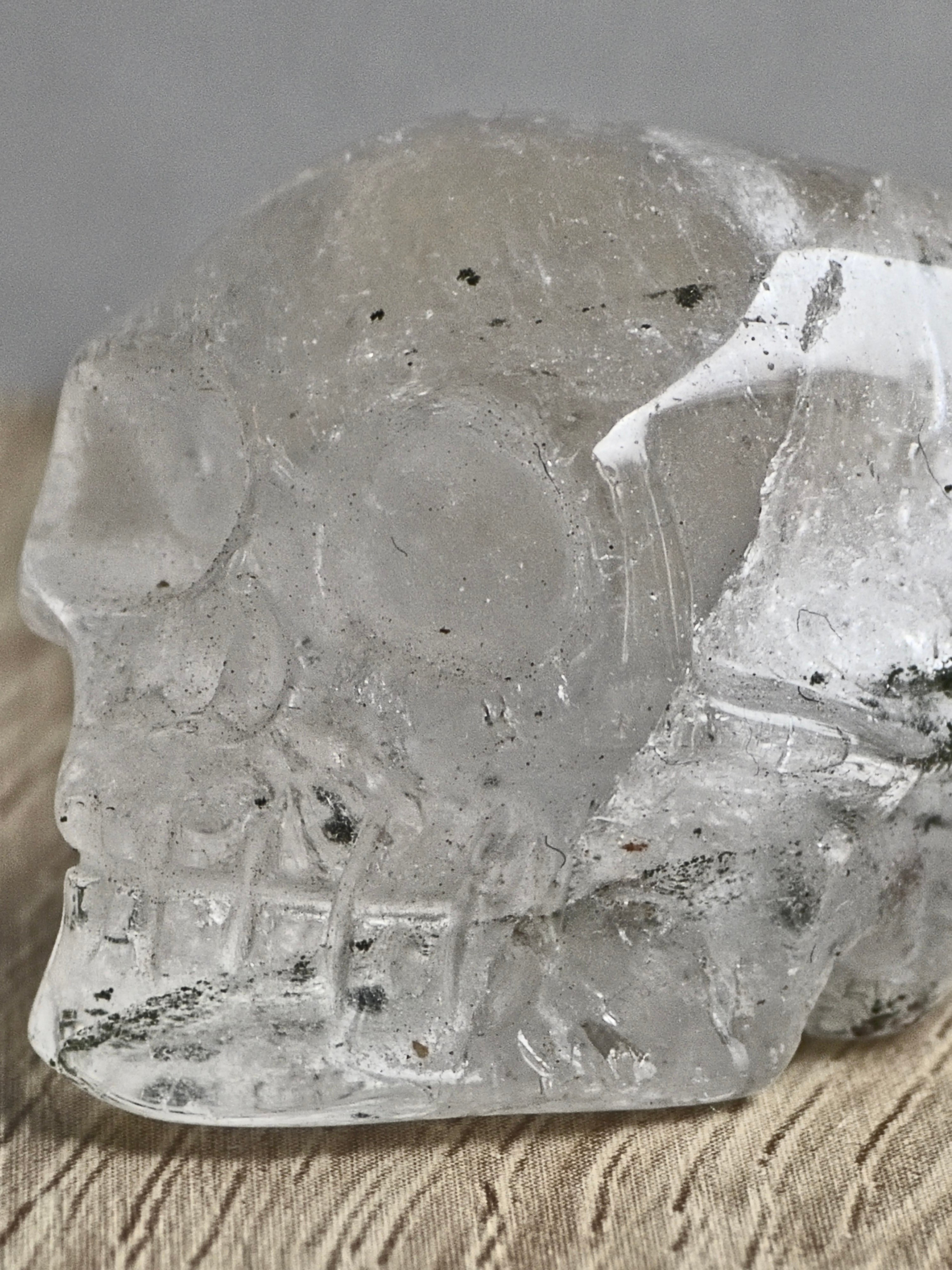 Quartz skull with chlorite inclusions